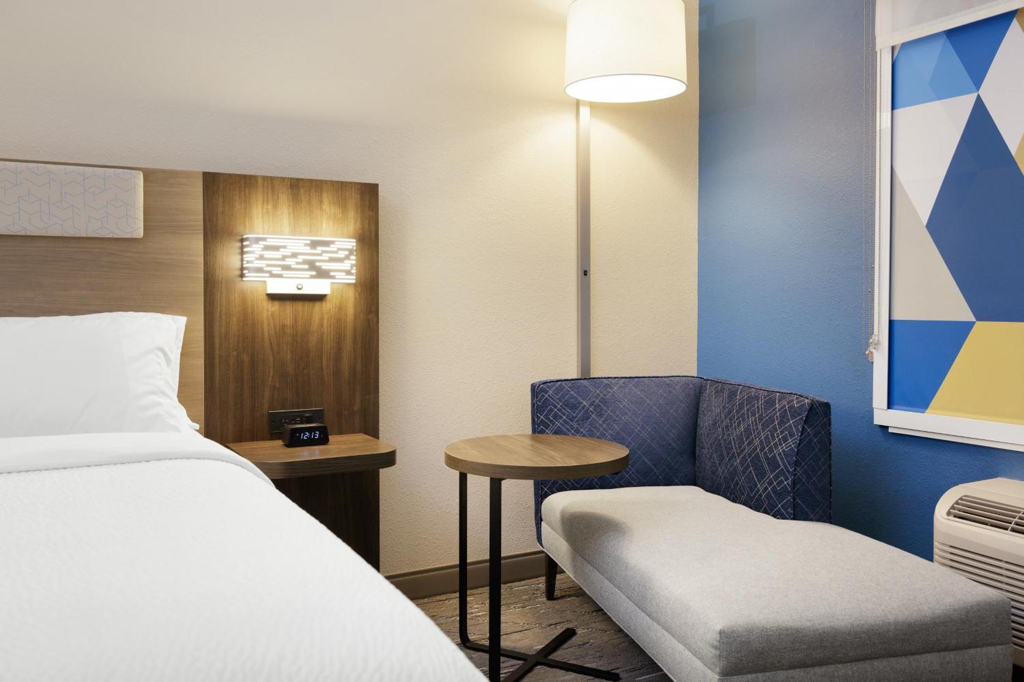 Holiday Inn Express Pratt By Ihg Esterno foto