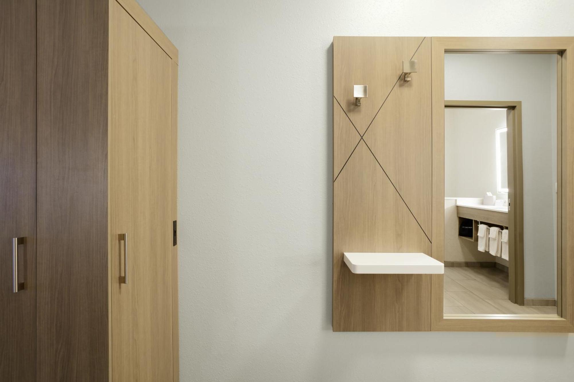 Holiday Inn Express Pratt By Ihg Esterno foto